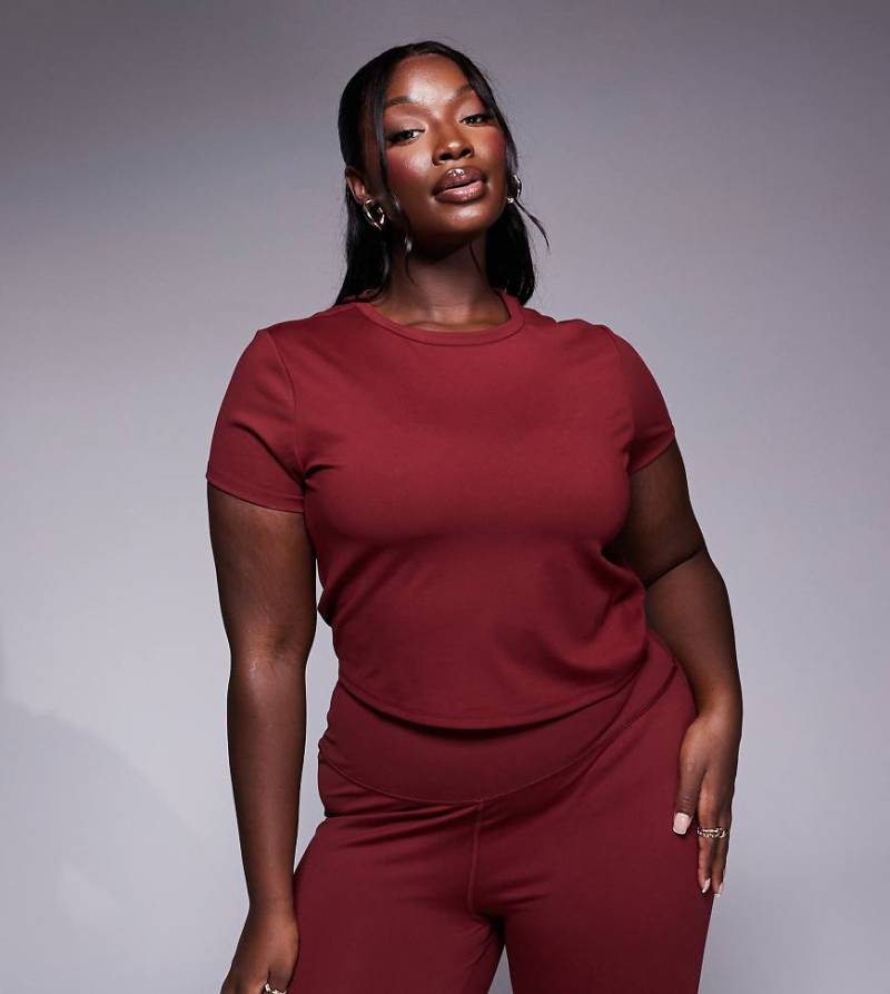 4505 Curve - Icon - Weiches Sport-T-Shirt in Burgunderrot mit knappem Schnitt von 4505