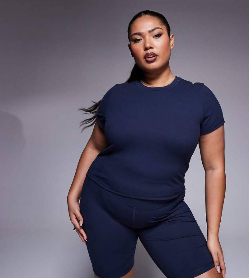 4505 Curve - Icon - Weiches, knapp geschnittenes Studio-T-Shirt in Mitternachts-Marineblau von 4505