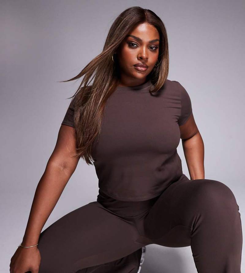 4505 Curve - Icon - Weiches Studio-T-Shirt in Pflaumen-Schokobraun mit kurzem Schnitt von 4505