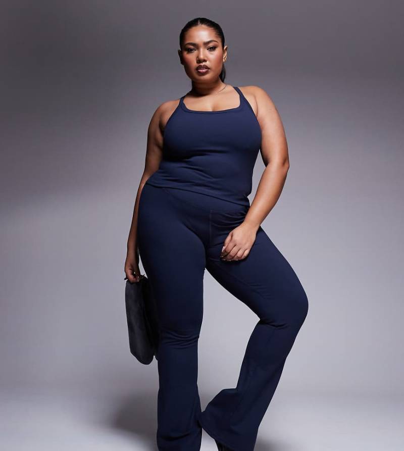 4505 Curve - Icon - Weiches Yoga-Camisole in Mitternachts-Marineblau mit integriertem BH und verstellbaren Trägern von 4505