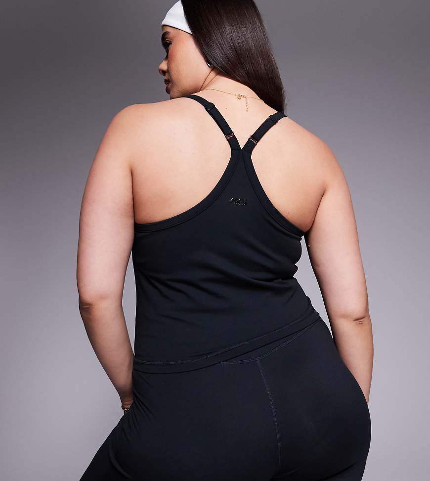 4505 Curve - Icon - Weiches Yoga-Camisole in Schwarz mit integriertem BH und verstellbaren Trägern von 4505