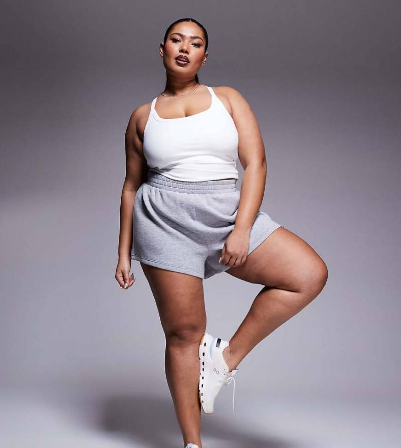 4505 Curve - Icon - Weiches Yoga-Camisole in Weiß mit integriertem BH und verstellbaren Trägern von 4505