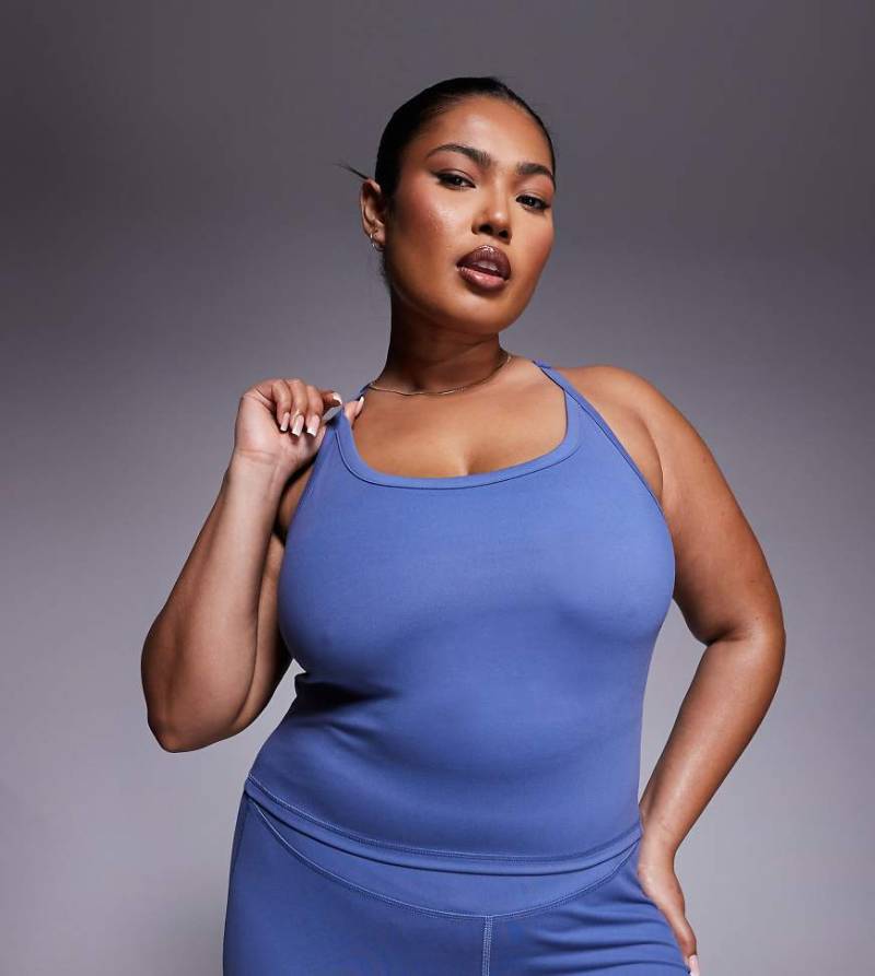 4505 Curve - Icon - Weiches Yoga-Camisole in China-Blau mit integriertem BH und verstellbaren Trägern von 4505