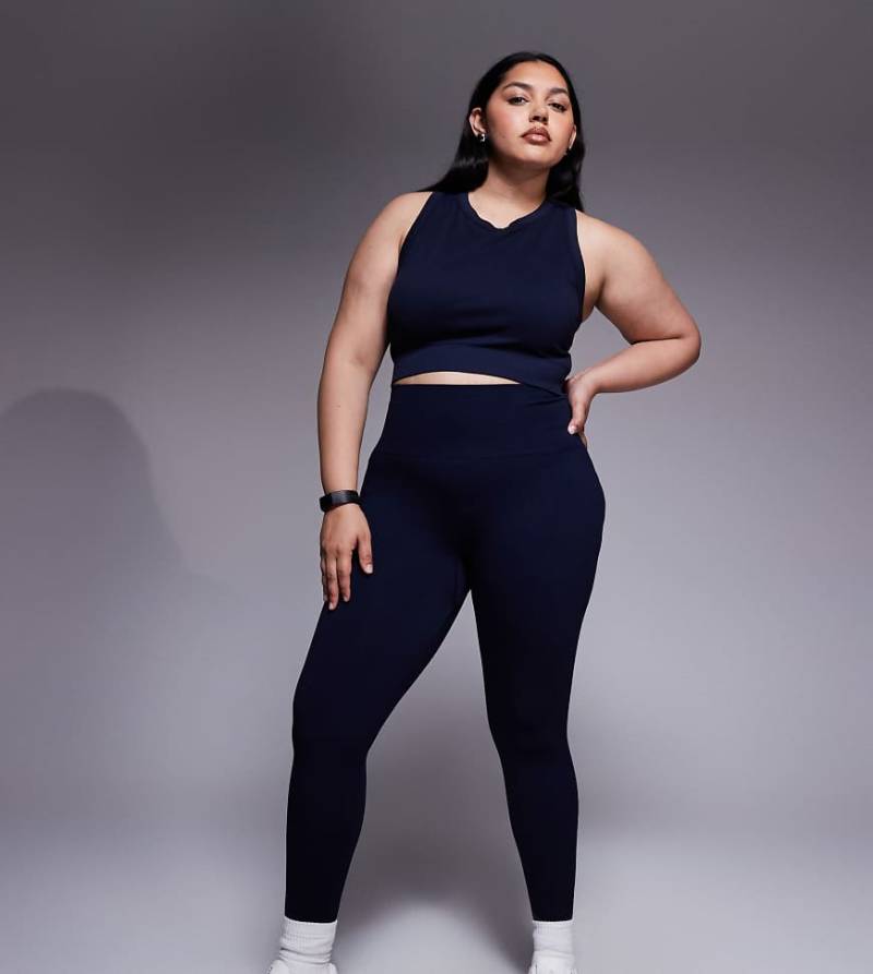 4505 Curve - Nahtlose Sport-Leggings in Marineblau mit hohem Bund und feiner Rippenstruktur-Brown 4505 Curve - Nahtlose Sport-Leggings in Marineblau mit hohem Bund und feiner Rippenstruktur-Brown von 4505