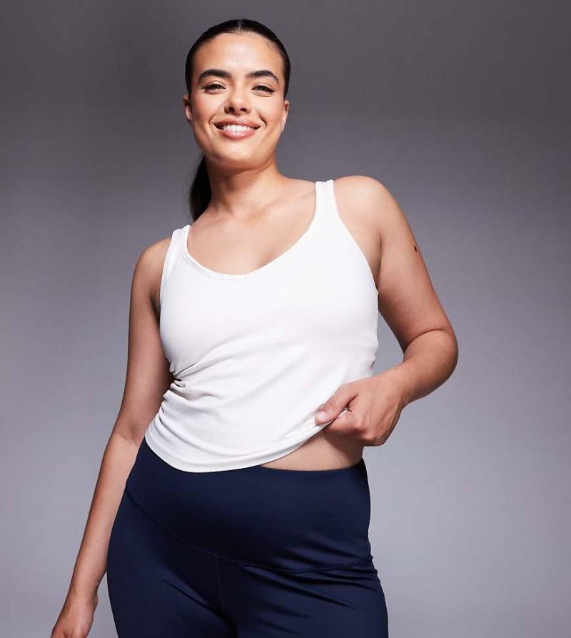 4505 Curve - Nahtloses, glattes Trägertop in Pergament-Weiß mit integriertem BH und V-Ausschnitt 4505 Curve - Nahtloses, glattes Trägertop in Pergament-Weiß mit integriertem BH und V-Ausschnitt von 4505