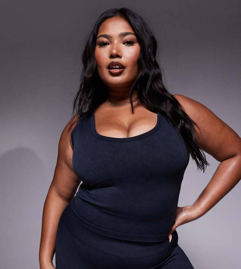 4505 Curve - Nahtloses Trägertop in verwaschenem Schwarz mit integriertem BH und V-Ausschnitt von 4505