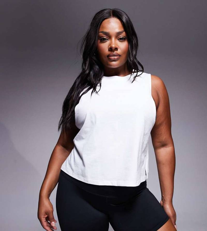 4505 Curve - Schnelltrocknendes Cropped Trägertop in Weiß aus Baumwolle mit tiefem Armausschnitt von 4505