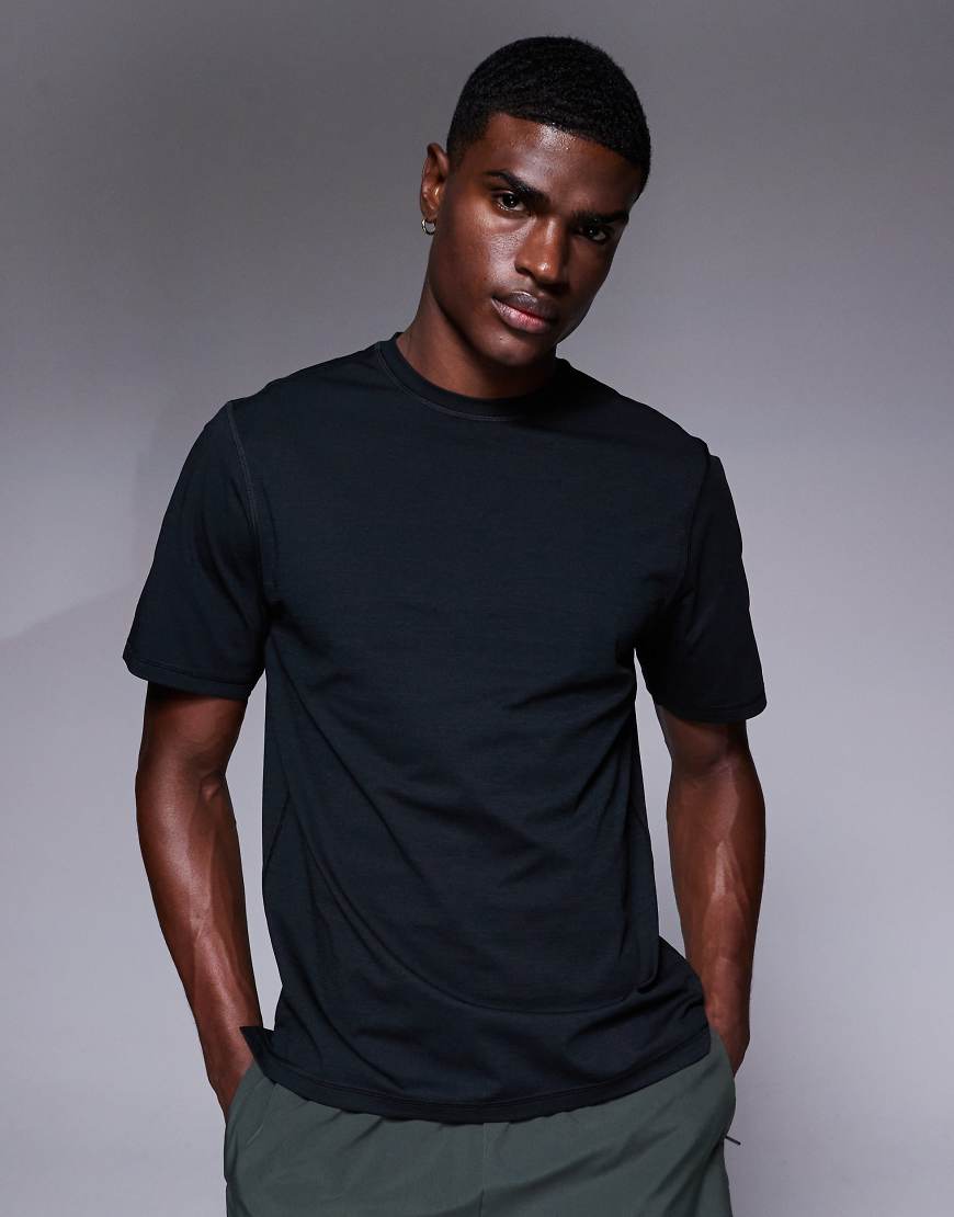 4505 - Gerade geschnittenes Sport-T-Shirt aus schnelltrocknendem Performance-Stoff in Schwarz 4505 - Gerade geschnittenes Sport-T-Shirt aus schnelltrocknendem Performance-Stoff in Schwarz von 4505