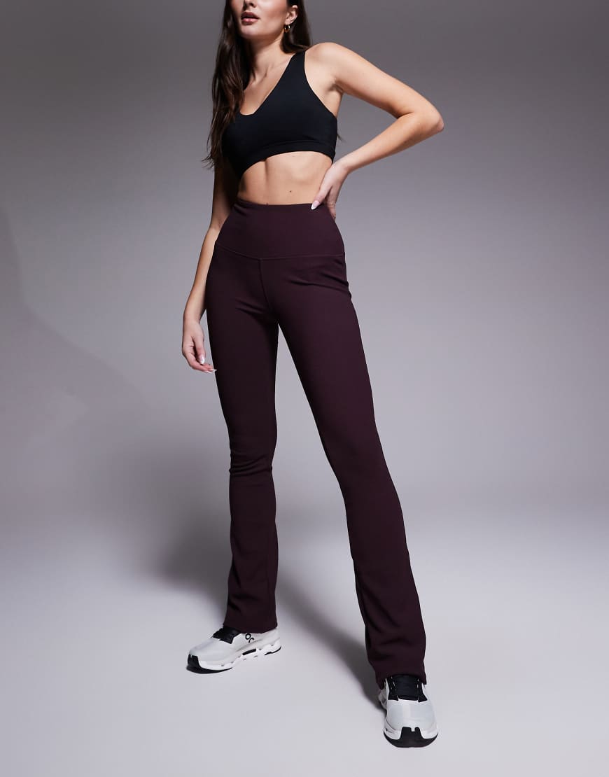 4505 Hourglass - Fein gerippte, leicht ausgestellte Yoga-Leggings in Feigenbraun mit hohem Bund-Lila von 4505