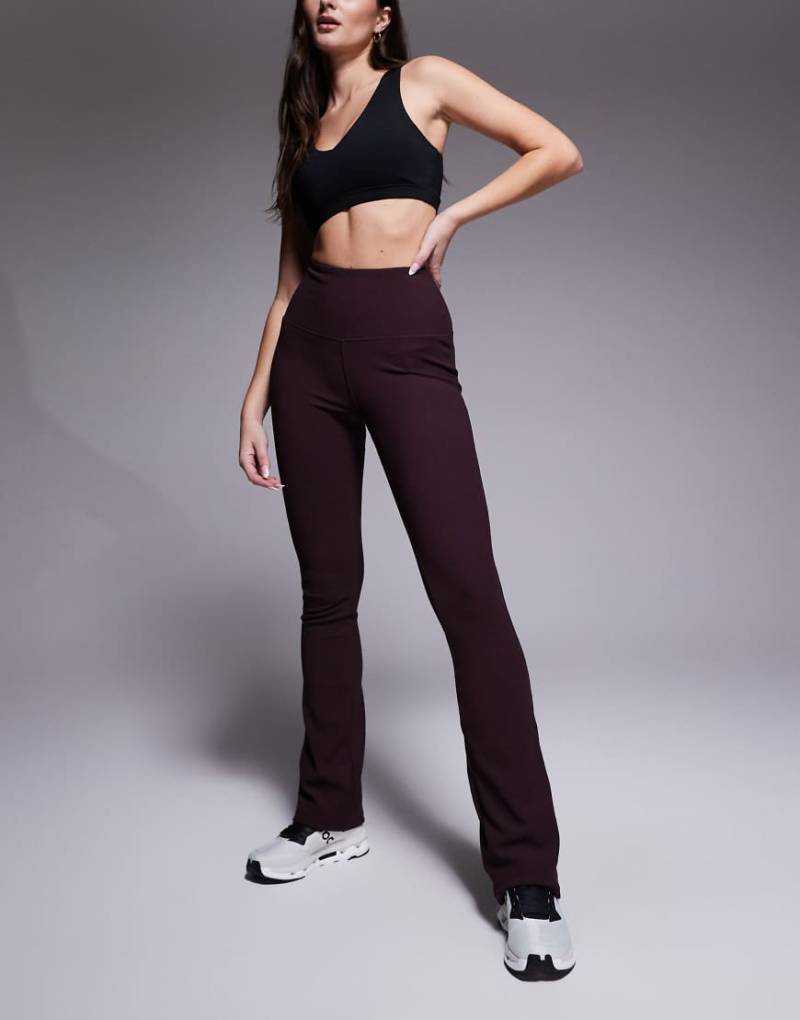 4505 Hourglass - Fein gerippte, leicht ausgestellte Yoga-Leggings in Feigenbraun mit hohem Bund-Lila von 4505