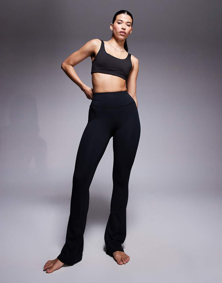 4505 Hourglass - Icon - Weiche, ausgestellte Slim Fit Yoga-Leggings in Schwarz mit hohem Bund von 4505