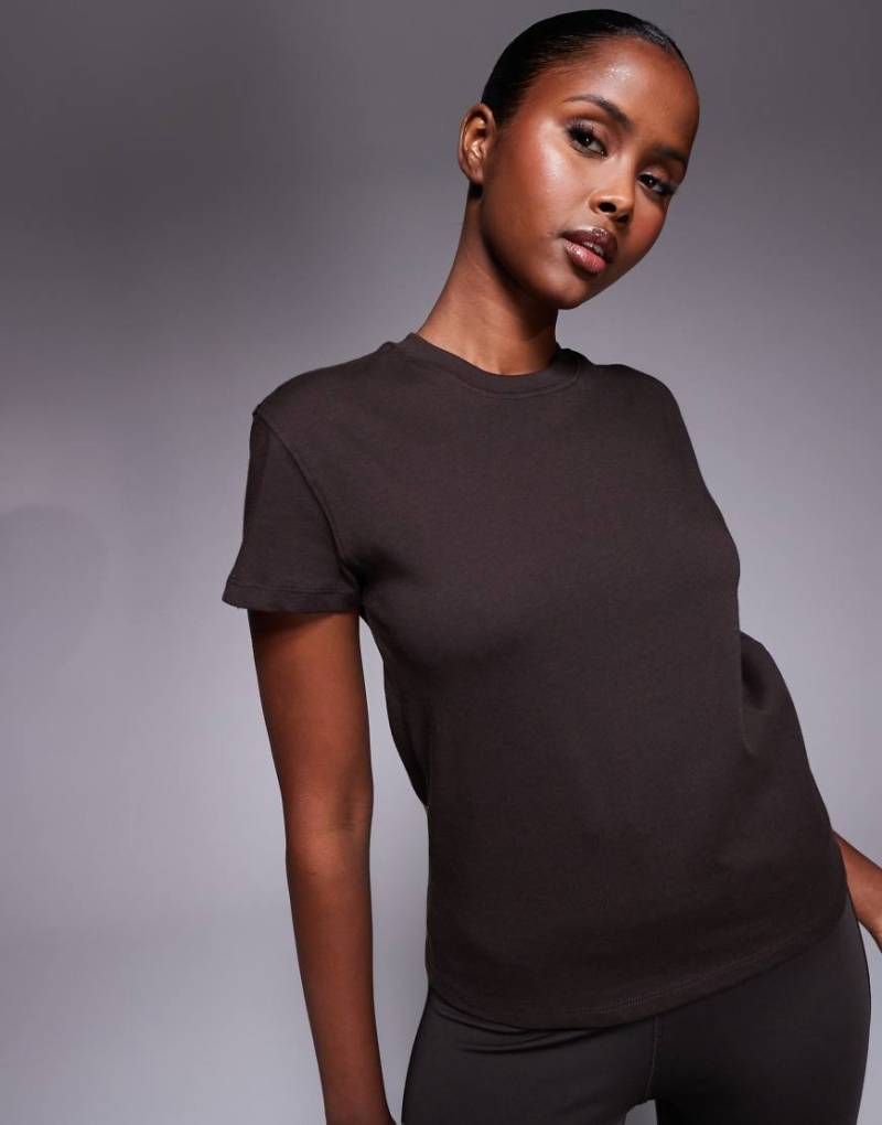 4505 - Icon - Kastiges T-Shirt in Schokobraun aus schnell trocknender Baumwolle von 4505