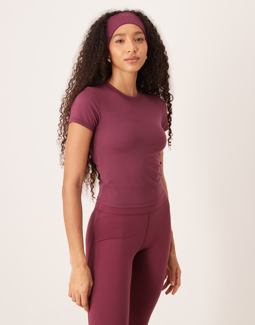 4505 - Icon - Weiches, knapp geschnittenes Studio-T-Shirt in Burgunderrot-Lila 4505 - Icon - Weiches, knapp geschnittenes Studio-T-Shirt in Burgunderrot-Lila von 4505