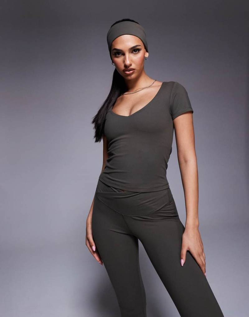 4505 - Icon - Knapp geschnittenes T-Shirt aus weichem Performance-Stoff in dunklem Olivgrün mit V-Ausschnitt von 4505