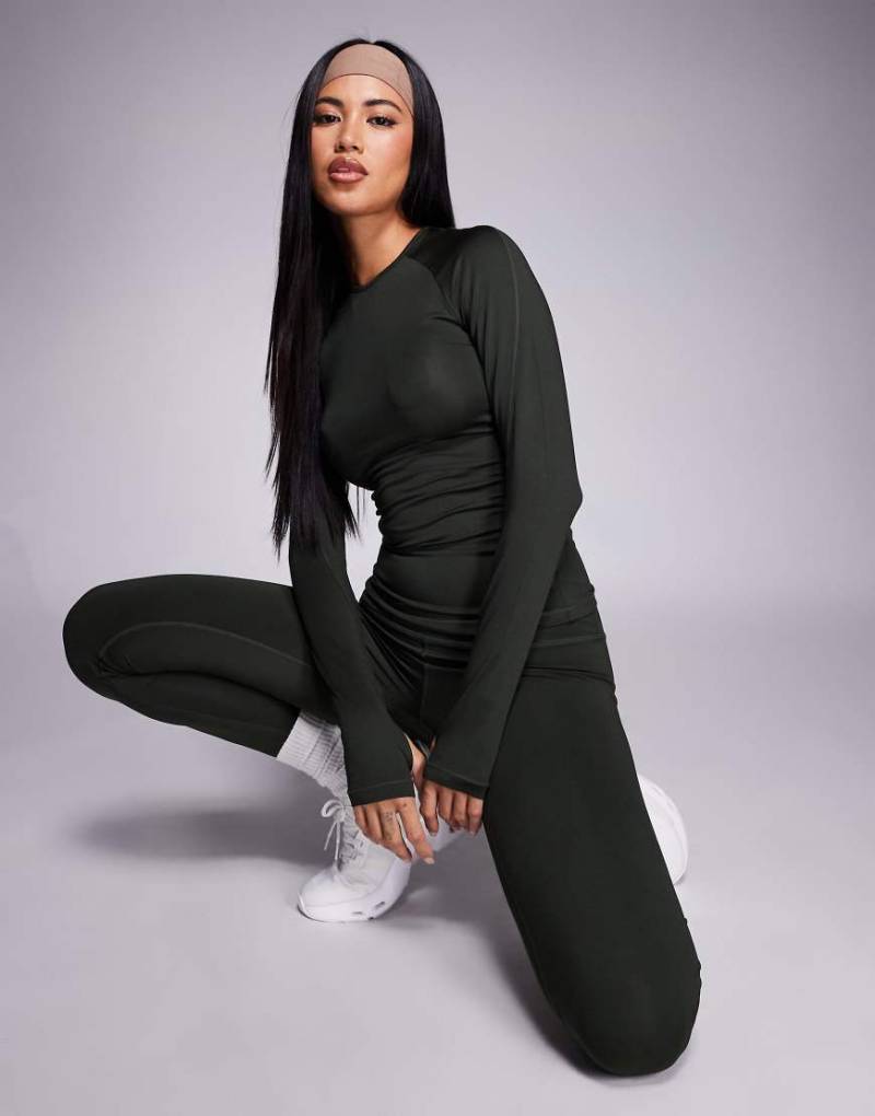 4505 - Icon - Langärmliges, schmal geschnittenes Sportoberteil in dunklem Khaki-Grün von 4505