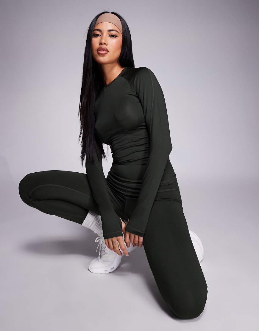 4505 - Icon - Langärmliges, schmal geschnittenes Sportoberteil in dunklem Khaki-Grün von 4505