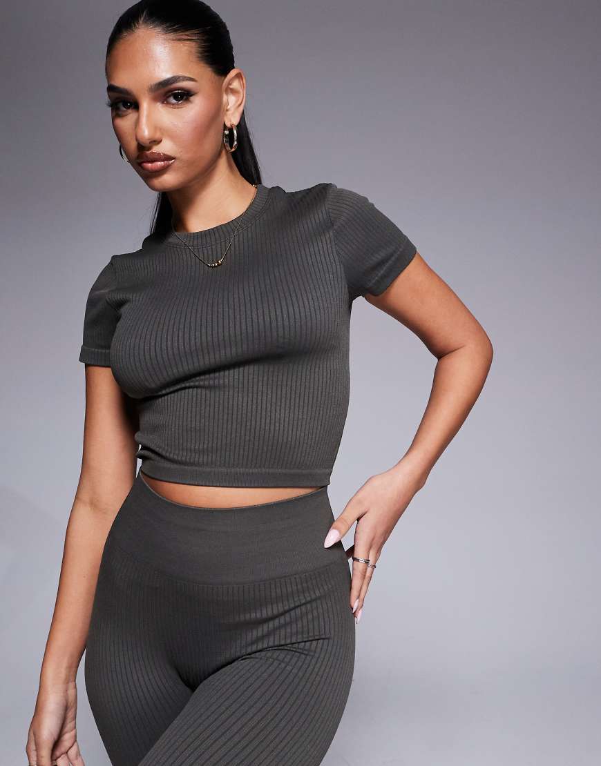 4505 - Icon - Nahtloses, geripptes Sport-T-Shirt in Moosgrün mit knappem Schnitt von 4505