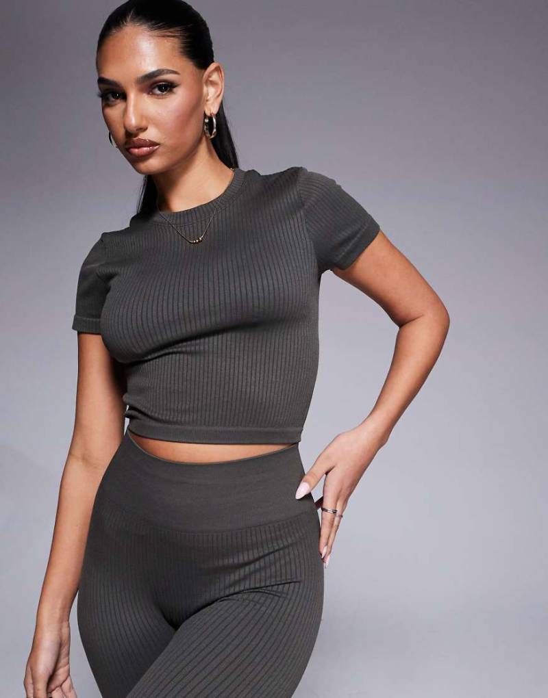 4505 - Icon - Nahtloses, geripptes Sport-T-Shirt in Moosgrün mit knappem Schnitt von 4505