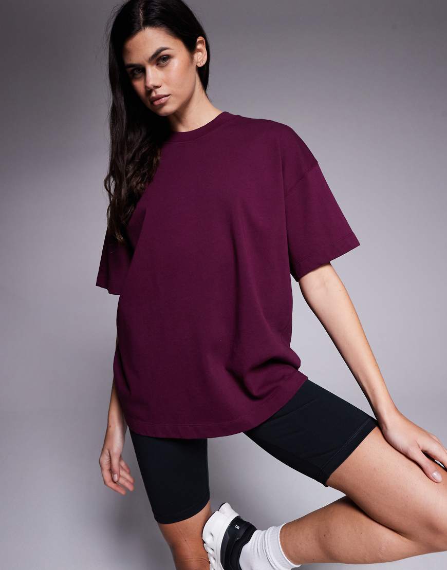 4505 - Icon - Oversize-T-Shirt aus schwerer Baumwolle in verwaschenem Burgunderrot mit schnell trocknendem Finish-Lila 4505 - Icon - Oversize-T-Shirt aus schwerer Baumwolle in verwaschenem Burgunderrot mit schnell trocknendem Finish-Lila von 4505