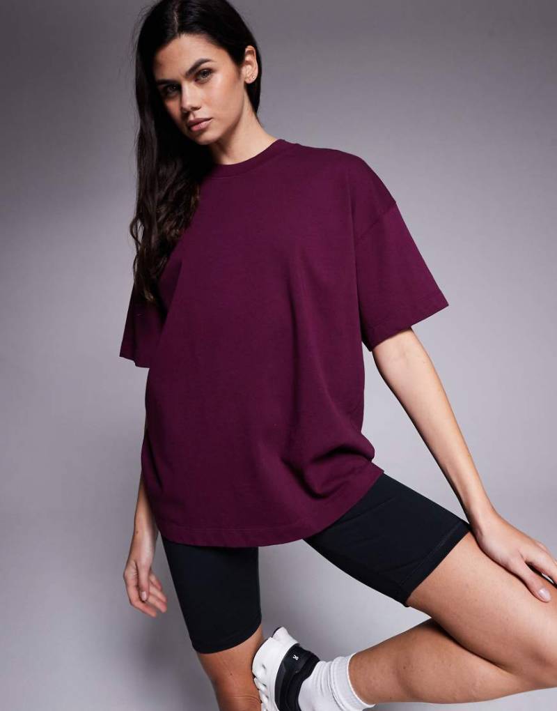 4505 - Icon - Oversize-T-Shirt aus schwerer Baumwolle in verwaschenem Burgunderrot mit schnell trocknendem Finish-Lila 4505 - Icon - Oversize-T-Shirt aus schwerer Baumwolle in verwaschenem Burgunderrot mit schnell trocknendem Finish-Lila von 4505