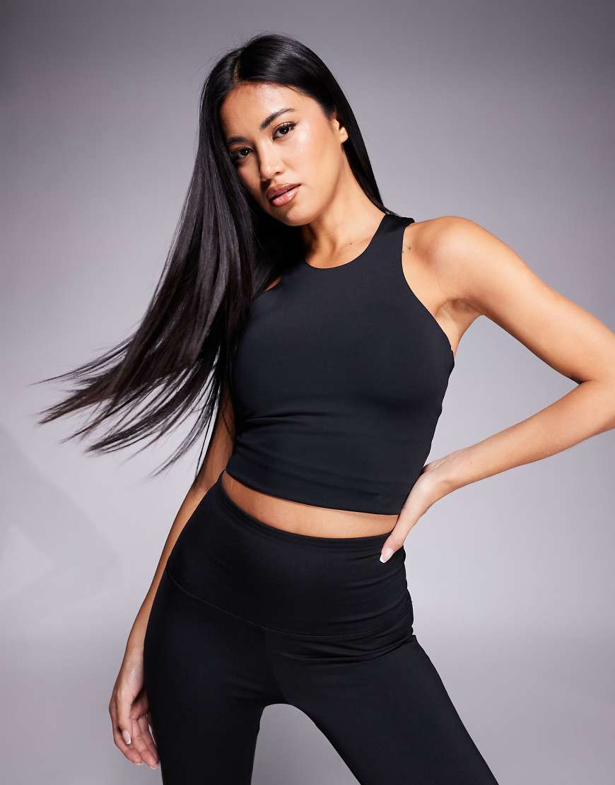 4505 - Icon - Sport-Trägertop in Schwarz mit integriertem BH und herausnehmbaren Pads von 4505