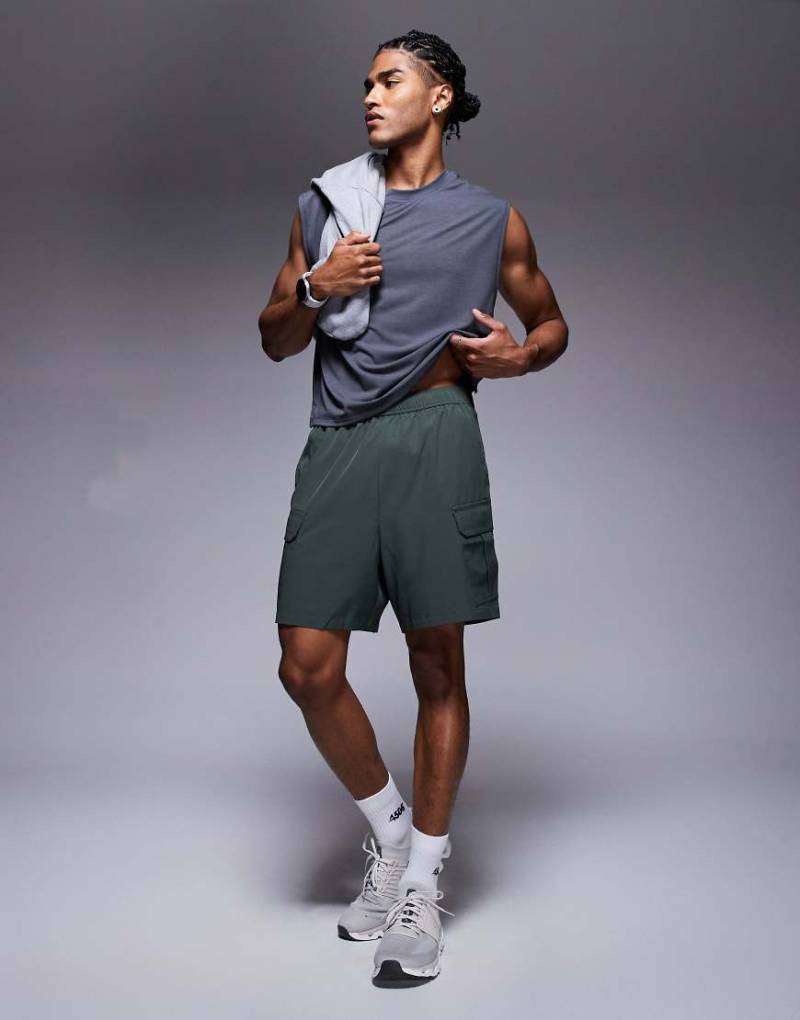 4505 - Icon - Trainings-Cargoshorts aus schnell trocknendem Material in Deep Khaki mit Reißverschluss-Taschen, 18 cm Schrittlänge-Grün von 4505