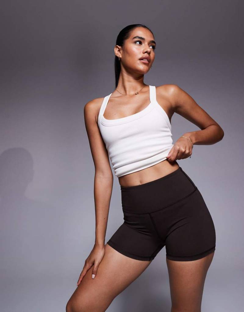 4505 - Icon - Weiche Booty-Shorts in Schokobraun mit hohem Bund, 8 cm Schrittlänge von 4505