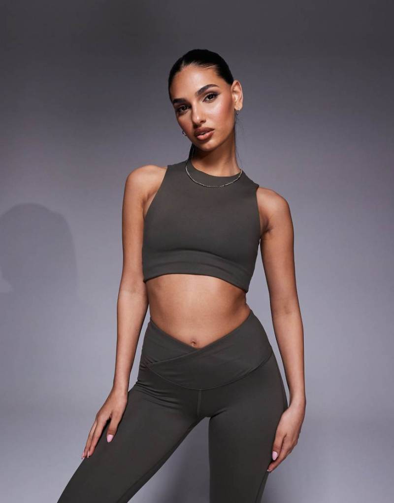 4505 - Icon - Weiches, hochgeschlossenes Tanktop in dunklem Olivgrün mit integriertem BH von 4505