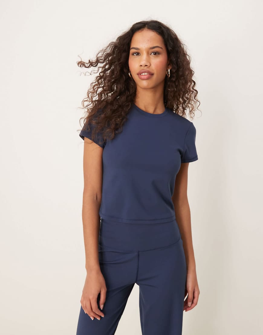 4505 - Icon - Weiches, knapp geschnittenes Studio-T-Shirt in Marineblau 4505 - Icon - Weiches, knapp geschnittenes Studio-T-Shirt in Marineblau von 4505