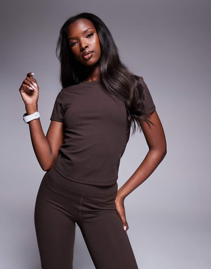 4505 - Icon - Weiches, knapp geschnittenes Studio-T-Shirt in Schokobraun von 4505