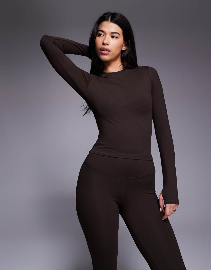 4505 - Icon - Weiches, langärmliges und knapp geschnittenes Sport-Shirt in Schokobraun-Brown von 4505