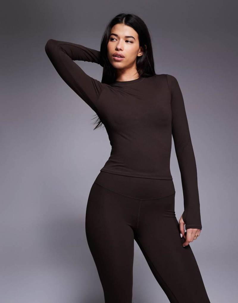 4505 - Icon - Weiches, langärmliges und knapp geschnittenes Sport-Shirt in Schokobraun-Brown von 4505