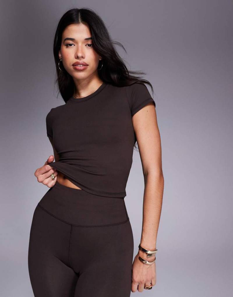 4505 - Icon - Weiches Sport-T-Shirt in Schokobraun mit kurzem Schnitt von 4505