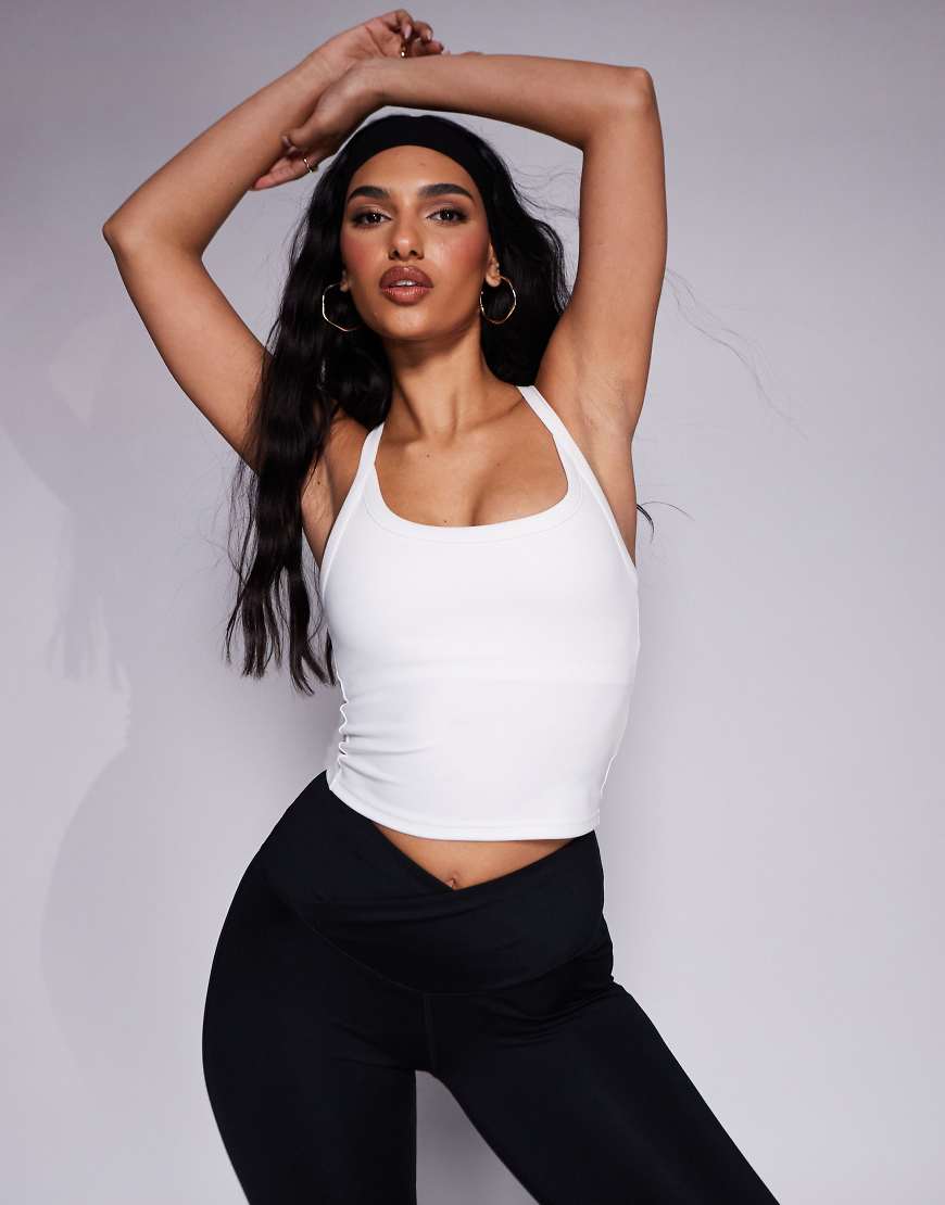 4505 - Icon - Weiches Yoga-Camisole in Weiß mit integriertem BH und verstellbaren Trägern von 4505