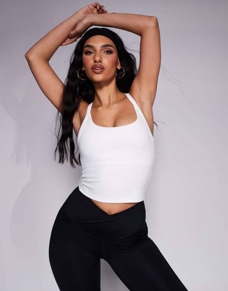 4505 - Icon - Weiches Yoga-Camisole in Weiß mit integriertem BH und verstellbaren Trägern von 4505