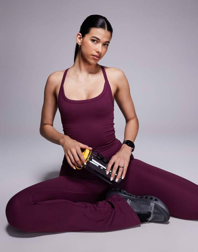 4505 - Icon - Weiches Yoga-Camisole in Burgunderrot mit integriertem BH und verstellbaren Trägern-Lila von 4505