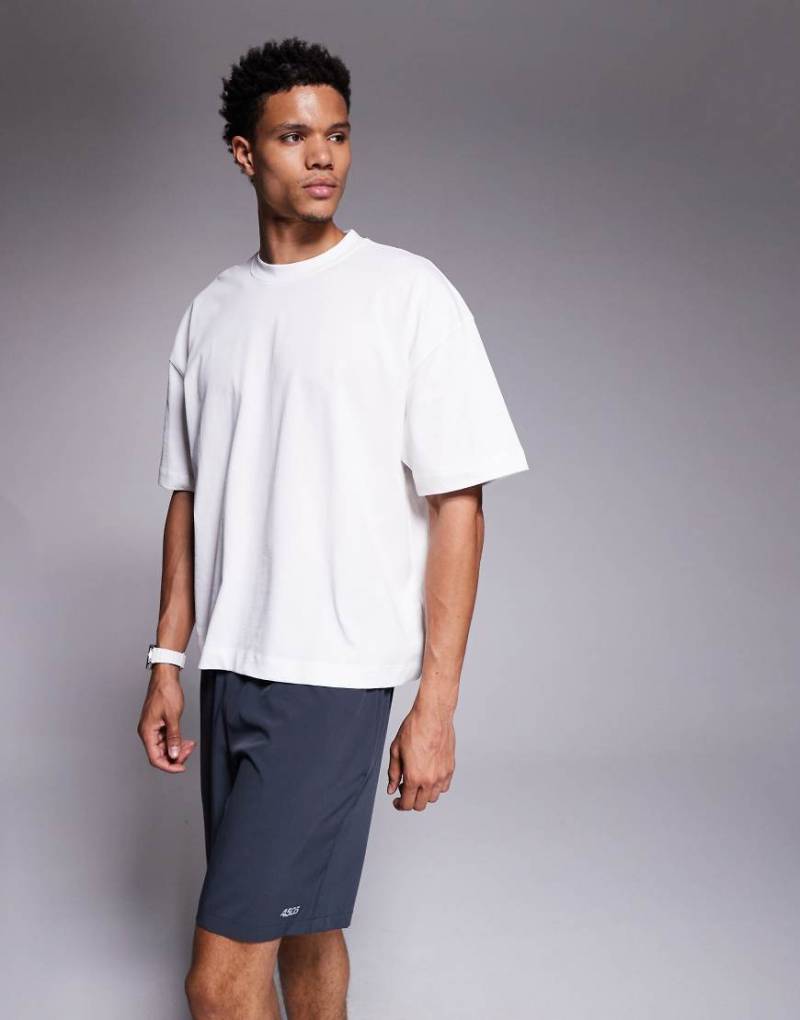 4505 - Kastiges Sport-T-Shirt in Cropped-Passform aus schwerer, schnell trocknender Baumwolle in Weiß von 4505