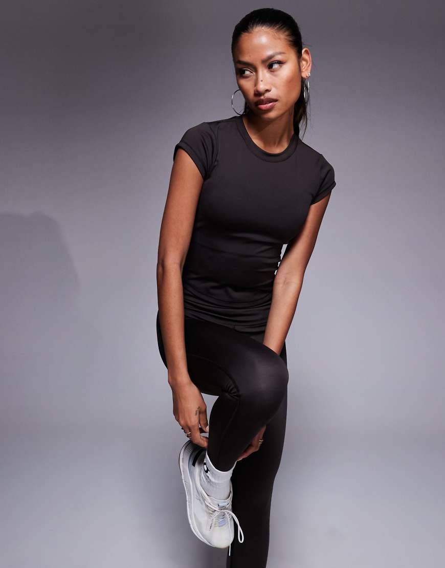 4505 - Knapp geschnittenes Sport-T-Shirt in dunklem Schokobraun mit Kappenärmeln von 4505