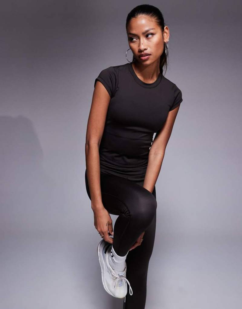 4505 - Knapp geschnittenes Sport-T-Shirt in dunklem Schokobraun mit Kappenärmeln von 4505