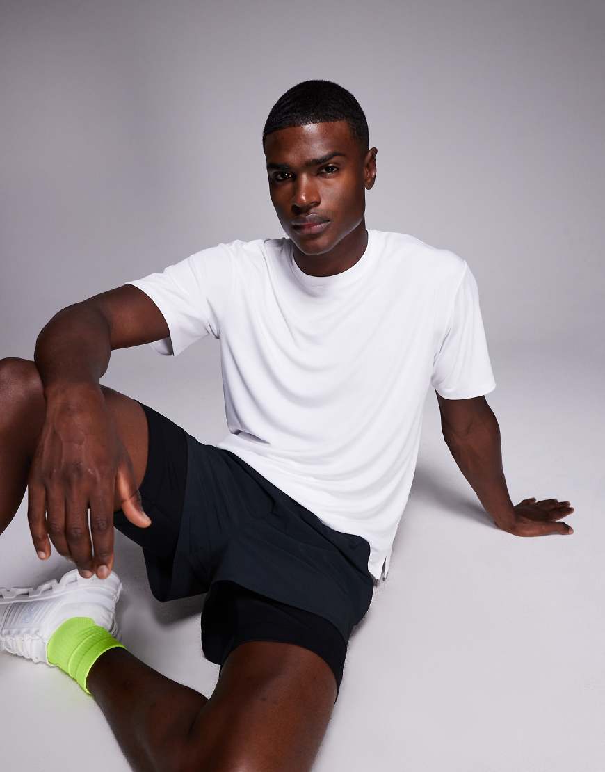 4505 - Lauf-T-Shirt aus schnelltrocknendem Netzstoff in Weiß mit Relaxed-Fit-Schnitt von 4505