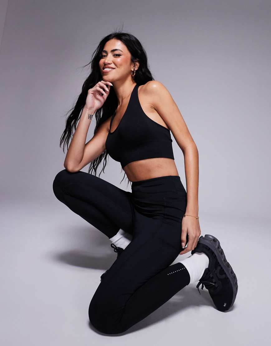 4505 - Nahtloser, gerippter, Sport-BH in Schwarz mit leichter Stützfunktion und Neckholder von 4505