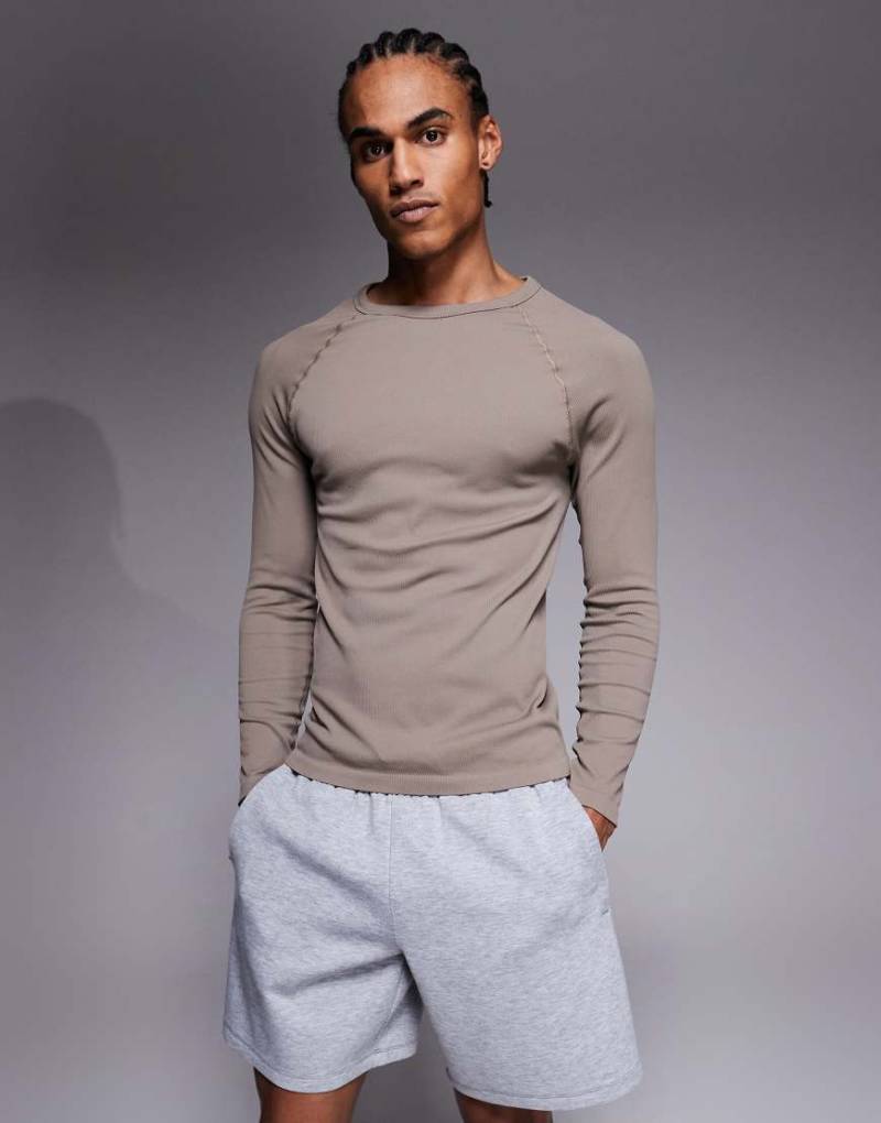 4505 - Nahtloses, geripptes Slim-Fit-Oberteil in Steinbeige mit langen Raglanärmeln-Neutral von 4505
