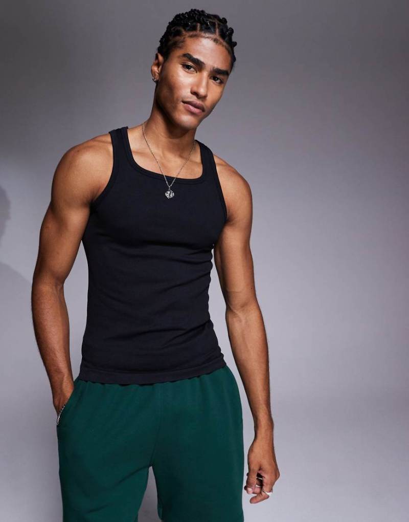 4505 - Nahtloses, geripptes Slim Fit Sport-Trägertop in Schwarz mit eckigem Ausschnitt von 4505