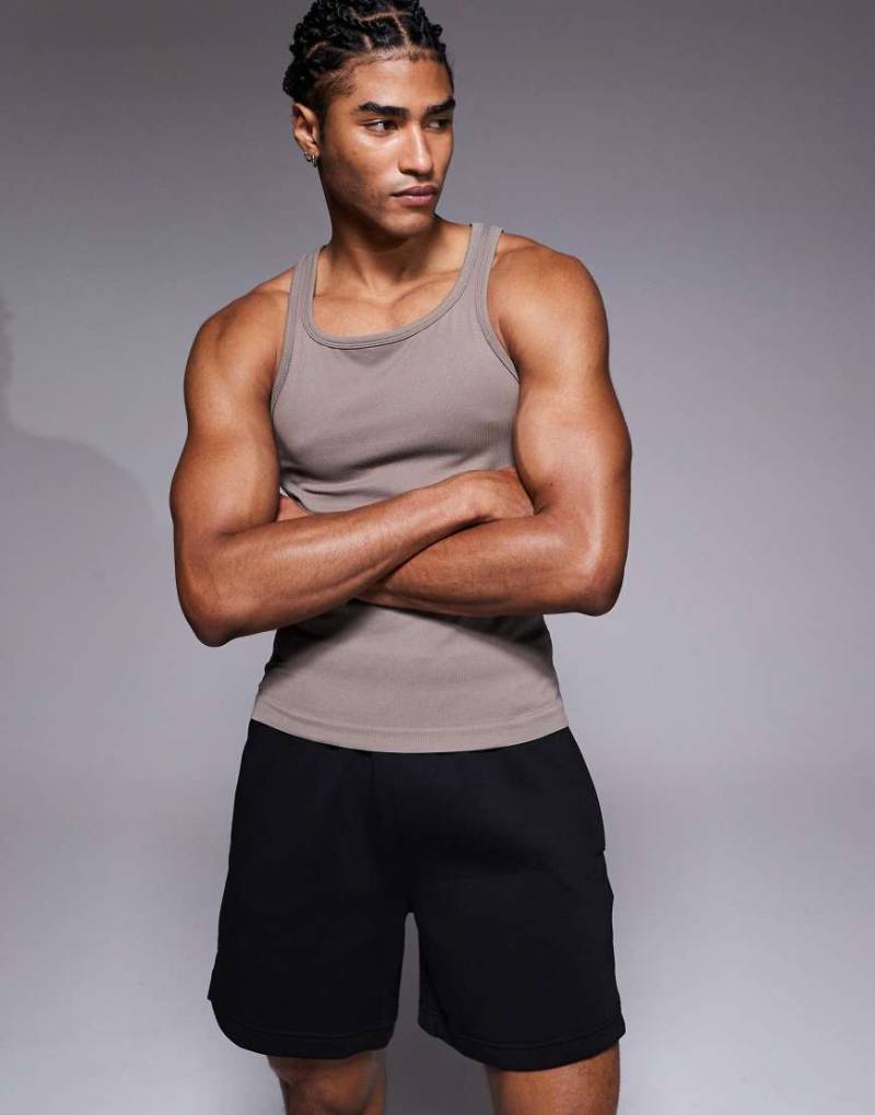 4505 - Nahtloses, geripptes Slim Fit Sport-Trägertop in Stein mit eckigem Ausschnitt-Neutral von 4505