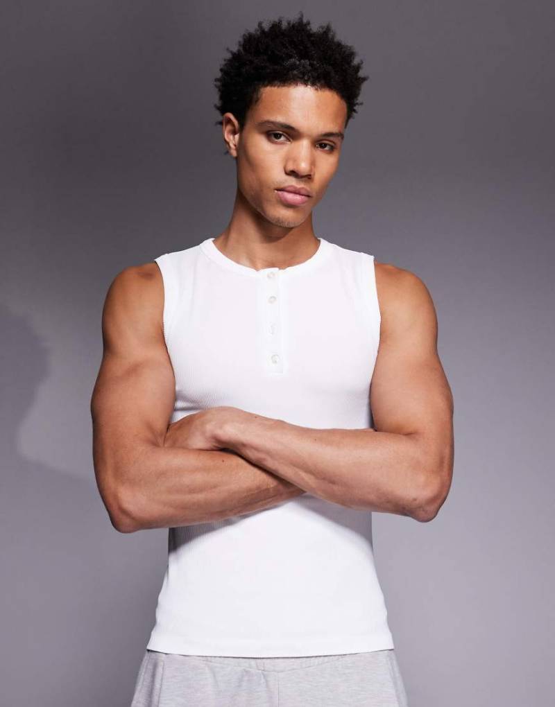 4505 - Nahtloses, geripptes Slim-Fit-Trägertop in Weiß mit Henley-Kragen von 4505