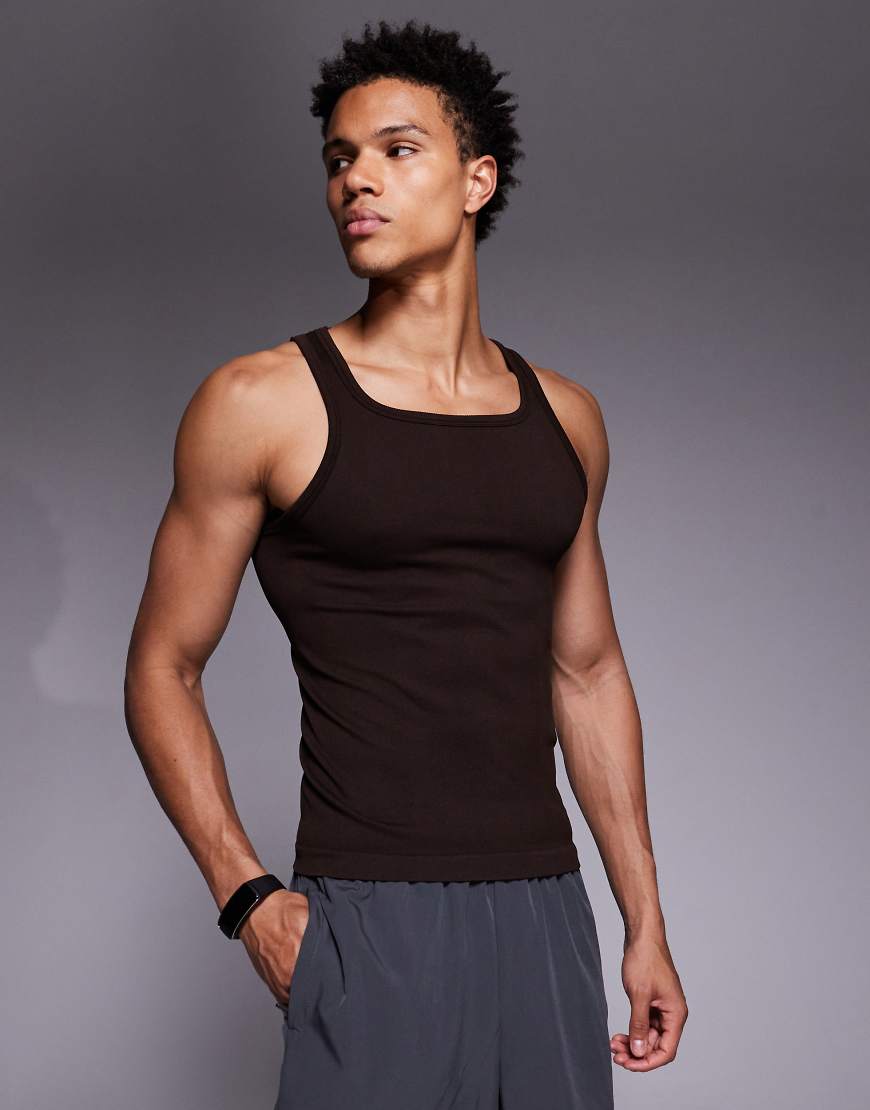 4505 - Nahtloses, geripptes Sport-Trägershirt in Rosinenbraun mit eckigem Ausschnitt und Slim-Fit-Schnitt-Brown von 4505