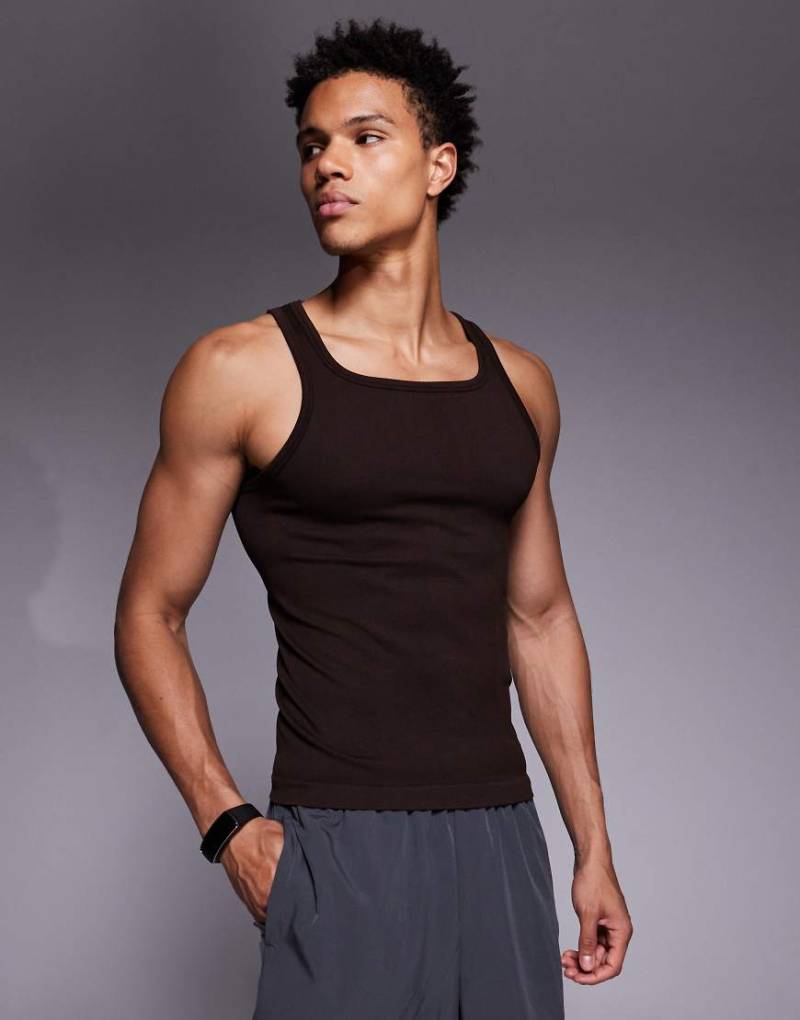 4505 - Nahtloses, geripptes Sport-Trägershirt in Rosinenbraun mit eckigem Ausschnitt und Slim-Fit-Schnitt-Brown von 4505