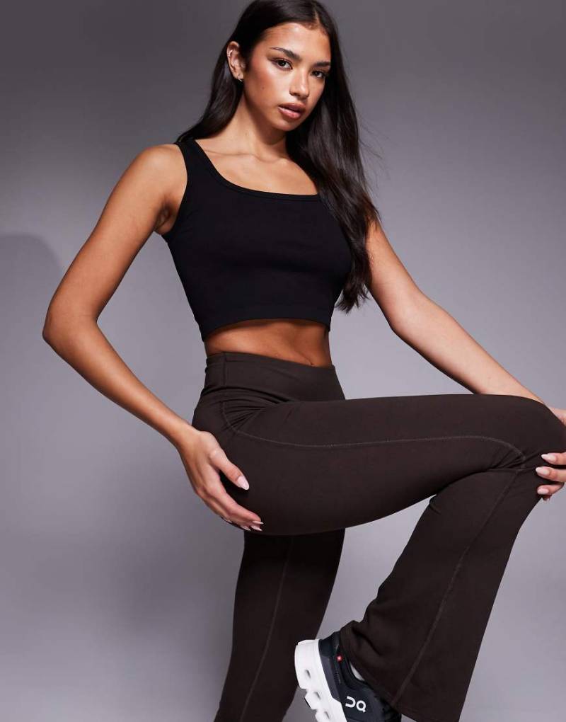 4505 - Nahtloses Active-Trägertop in Schwarz mit Rippenstruktur, eckigem Ausschnitt und Cropped-Länge von 4505