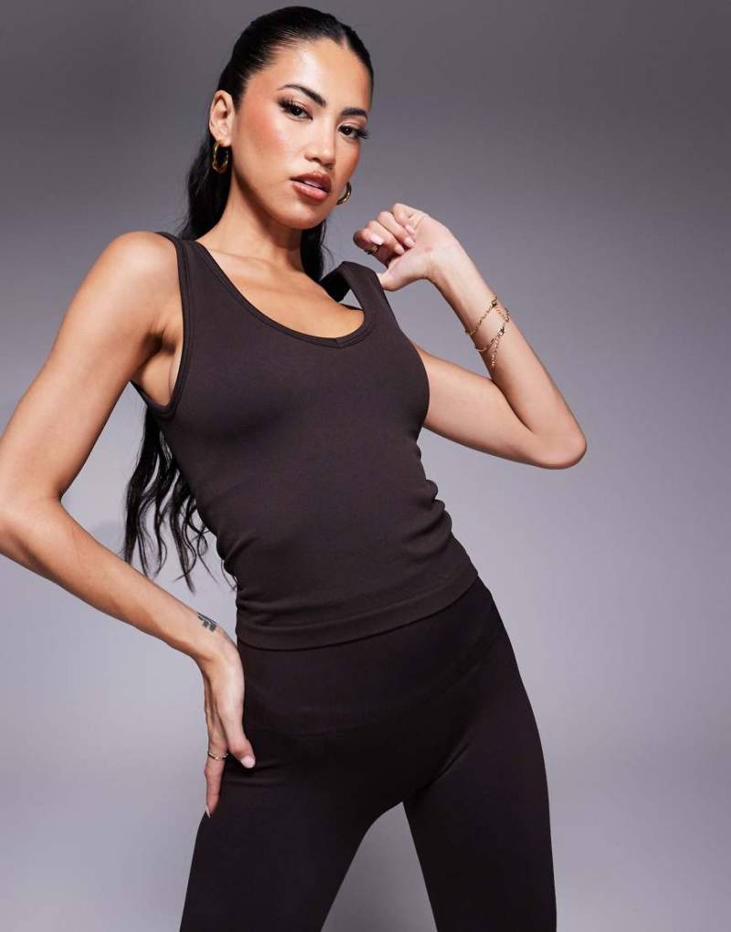 4505 - Nahtloses Trägertop in Kakaobraun mit integriertem BH und V-Ausschnitt von 4505