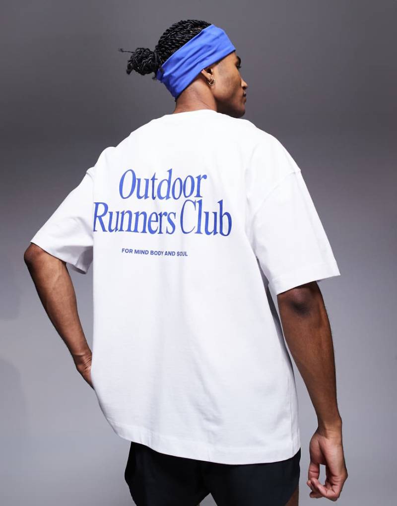 4505 - Oversize-T-Shirt aus schwerer Baumwolle in Weiß mit „Outdoor Runner"-Rückenprint und schnelltrocknendem Finish von 4505